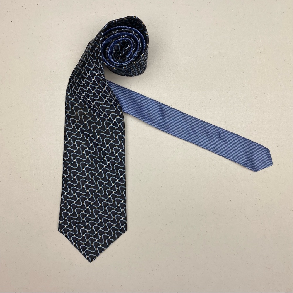 NWOT TH NAVY Wavy Pattern Silk Tie. *P10